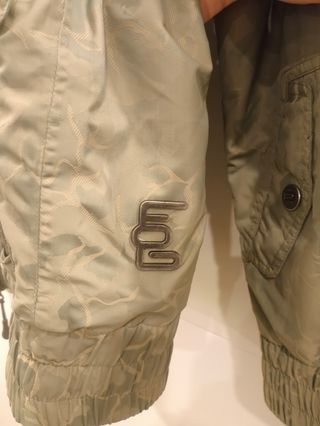 Casaco verde com capuz e pelo