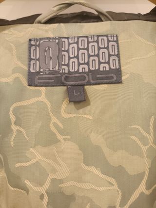 Casaco verde com capuz e pelo