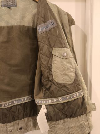 Casaco verde com capuz e pelo