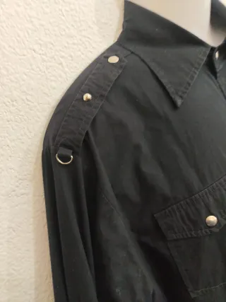 Camisa Lancia Negra con Cremalleras y Tachuelas