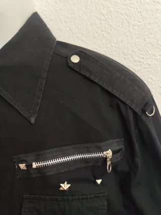 Camisa Lancia Negra con Cremalleras y Tachuelas