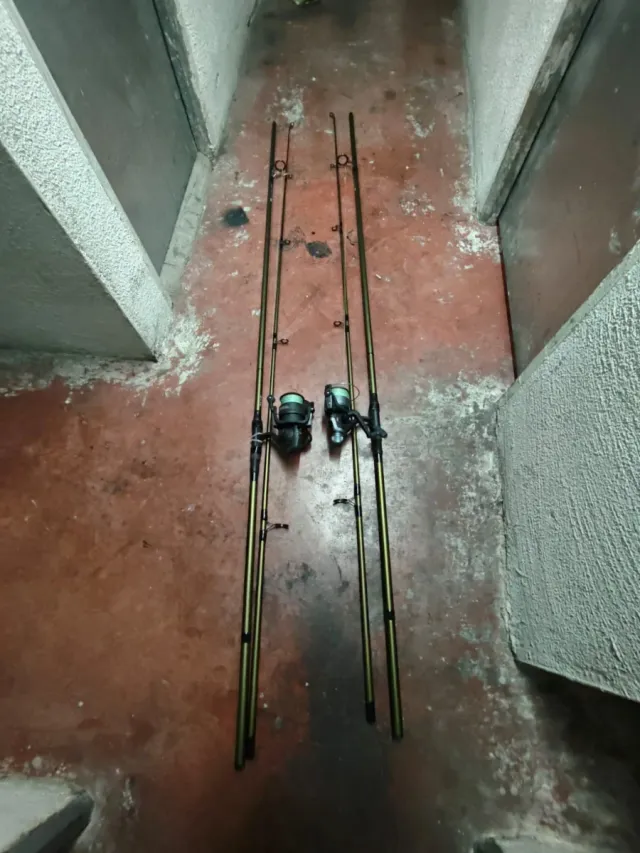 2 Cañas de pescar con carretes