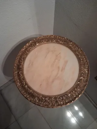Mesa auxiliar mármol y metal dorado