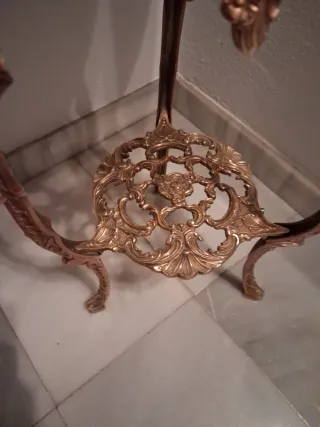 Mesa auxiliar mármol y metal dorado