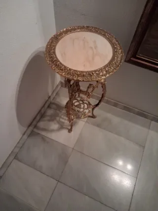 Mesa auxiliar mármol y metal dorado