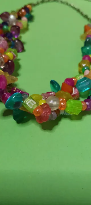 Collar de abalorios de diversas formas y colores