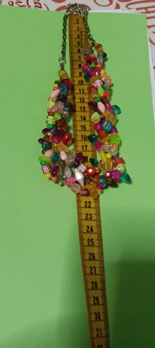 Collar de abalorios de diversas formas y colores