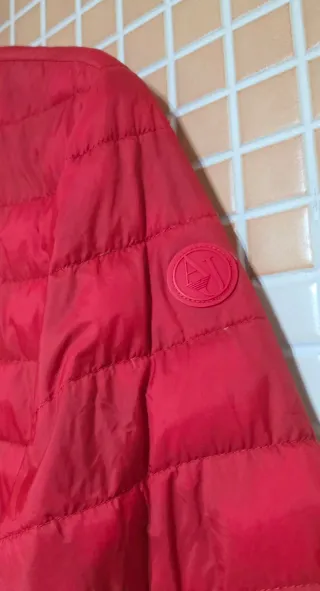 Chaqueta de plumas acolchada roja