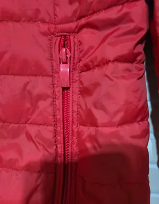 Chaqueta de plumas acolchada roja