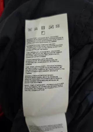 Chaqueta de plumas acolchada roja