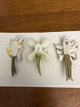 3  piccoli  Soprammobili Fiori Ceramica