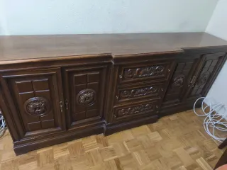 Mueble de madera oscuro con cajones y puertas