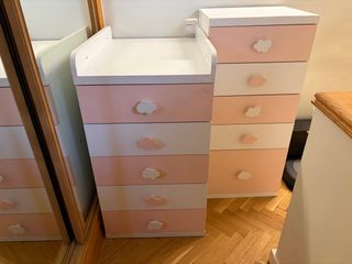 Cambiador y cómoda con cajones para niña