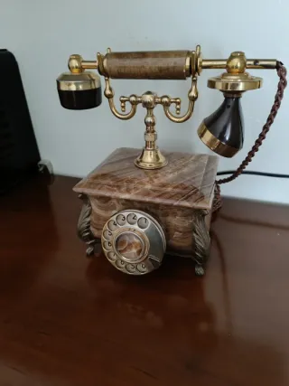 Teléfono Antiguo Marrón y Dorado