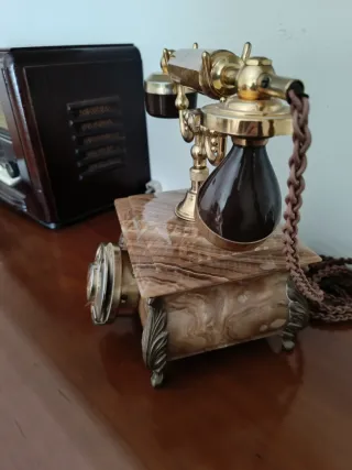 Teléfono Antiguo Marrón y Dorado