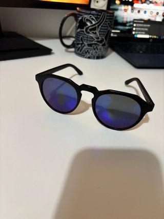 Gafas de sol futuristas