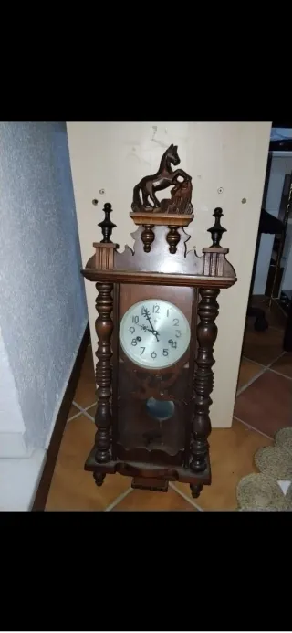 Reloj de pared antiguo de madera