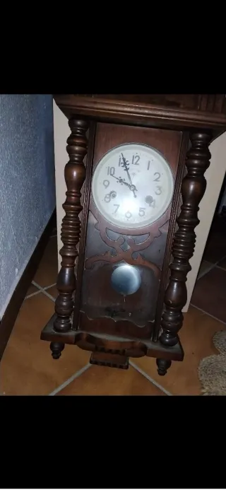 Reloj de pared antiguo de madera