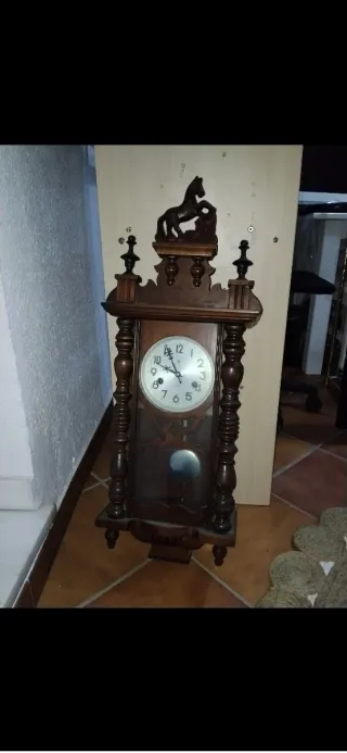 Reloj de pared antiguo de madera