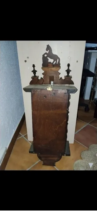 Reloj de pared antiguo de madera