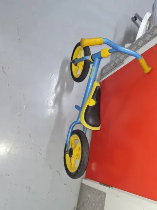 Bicicleta sin pedales Kettler azul y amarilla