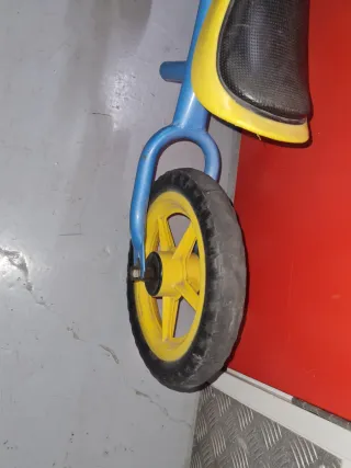 Bicicleta sin pedales Kettler azul y amarilla