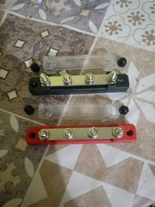 Se vende dos bloques de distribución de energía