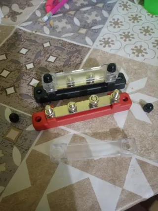 Se vende dos bloques de distribución de energía