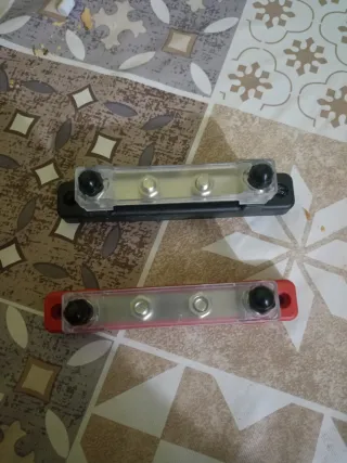 Se vende dos bloques de distribución de energía