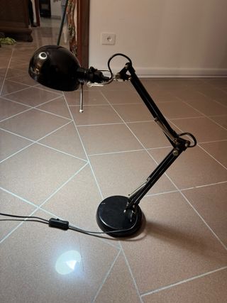 Lampada da tavolo nera snodabile