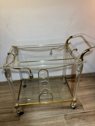 Carrito de bar acrílico y dorado