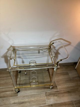 Carrito de bar acrílico y dorado