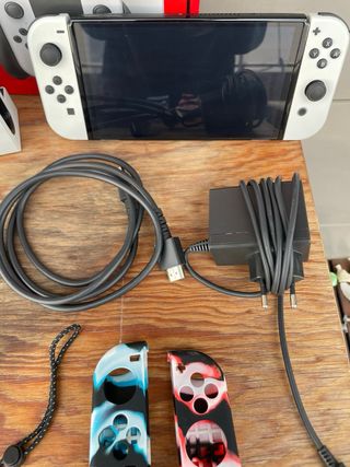 Nintendo Switch con caja y accesorios