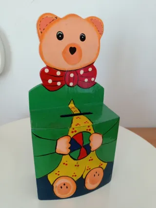 Hucha de madera de oso pintada