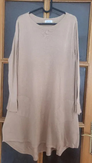 Vestido largo beige con bolsillos