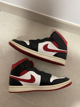 Jordan 1 Mid Negro Rojo Blanco