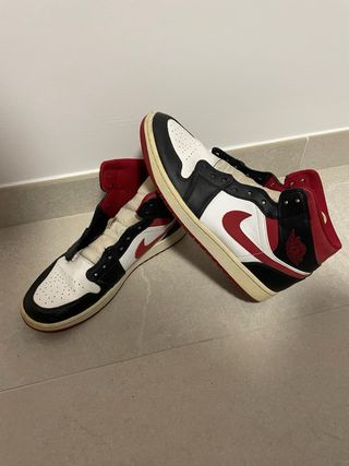 Jordan 1 Mid Negro Rojo Blanco