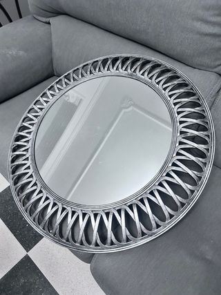 Espejo Redondo Plateado con Marco Decorativo