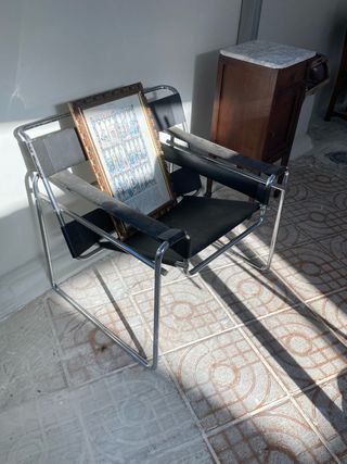 Silla de diseño piel negra  Se vende en Moaña