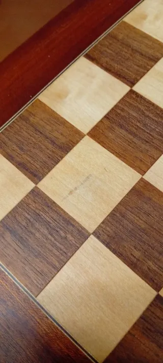 Tablero de ajedrez antiguo de madera