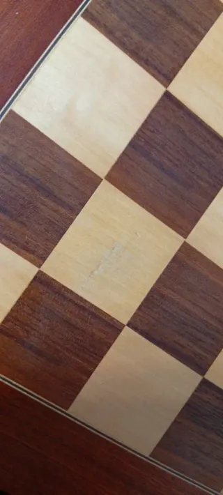 Tablero de ajedrez antiguo de madera