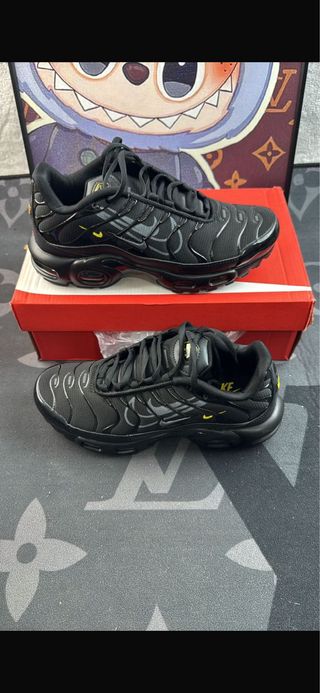 Nike TN Negras con detalles amarillos