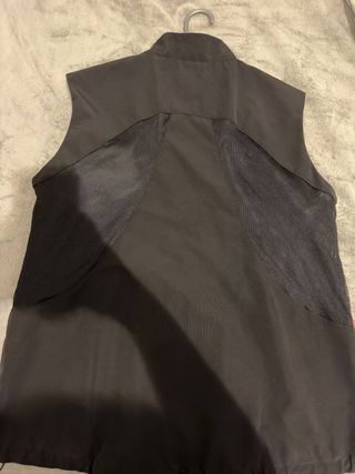 Chaleco Negro con Detalles Rojos