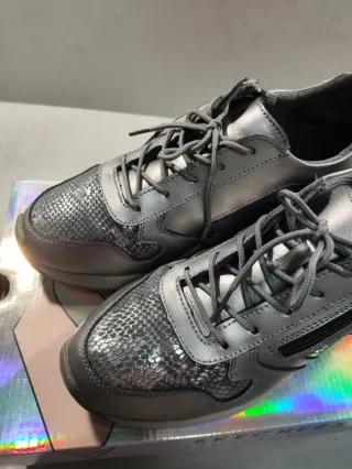 Zapatillas plateadas