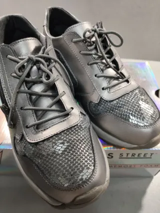 Zapatillas plateadas