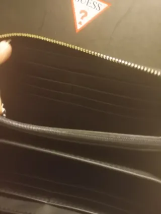 Cartera de mano Guess negra y dorada