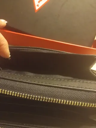 Cartera de mano Guess negra y dorada