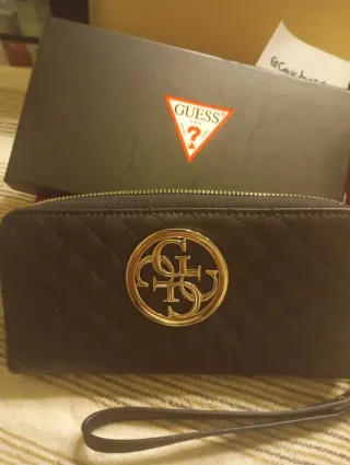 Cartera de mano Guess negra y dorada