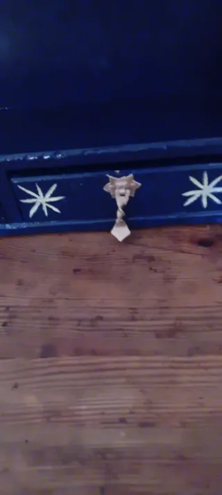 Estantería de madera azul y dorada