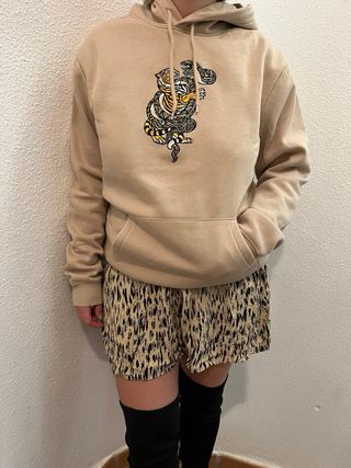 Sudadera beige con estampado de tigre y serpiente